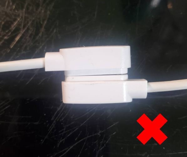 兩條充電線互吸,造成線材短路。