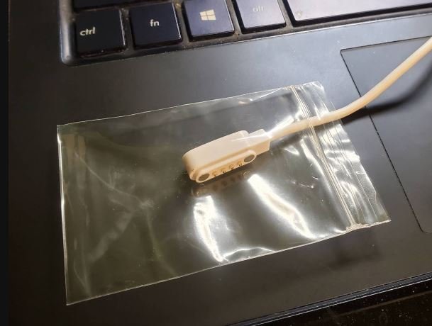 使用夾鏈袋或保護套包覆充電線磁吸端